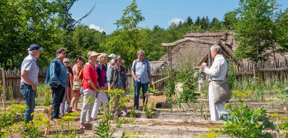Gruppenbild im Kräutergarten auf dem Campus Gali bei Metzingen