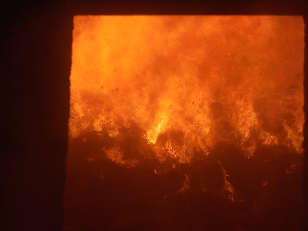 Blick in die Brennkammer des Müllkraftwerks - tiefe orangerote Flammen