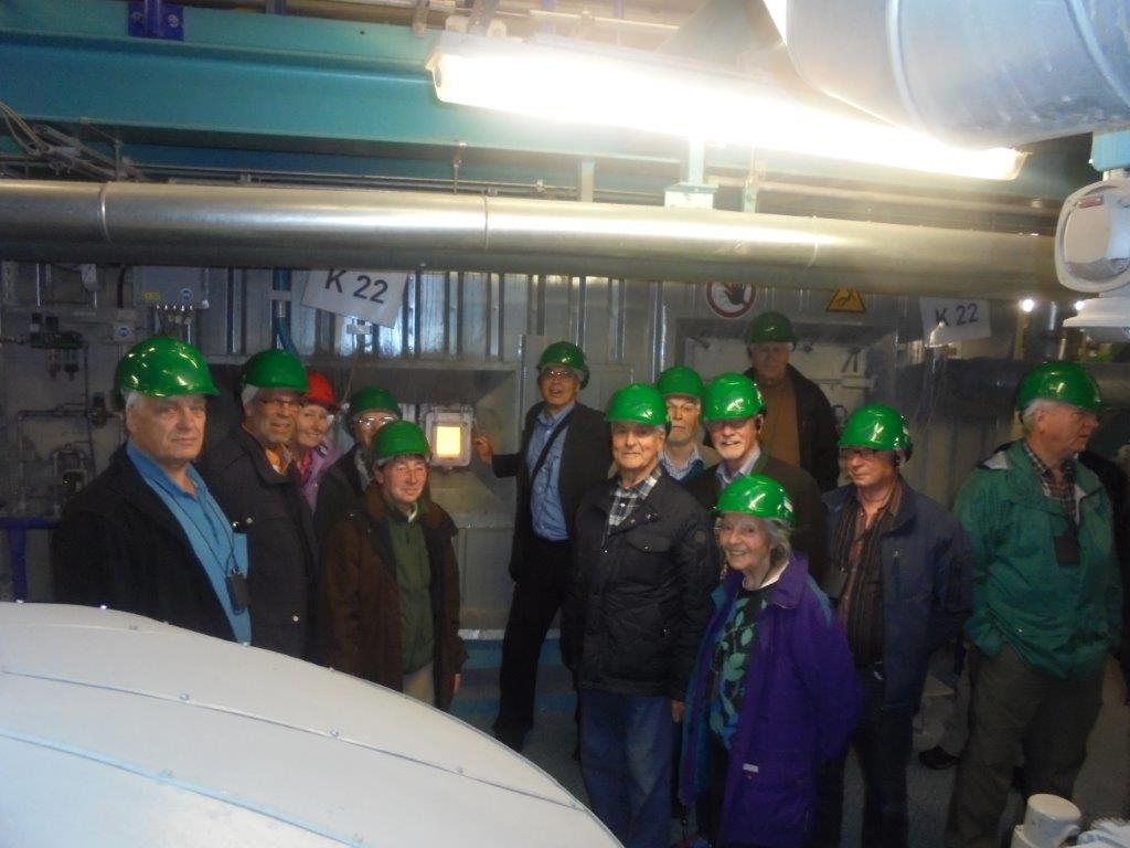 Gruppenbild im Kraftwerk mit den Teilnehmern der Führung