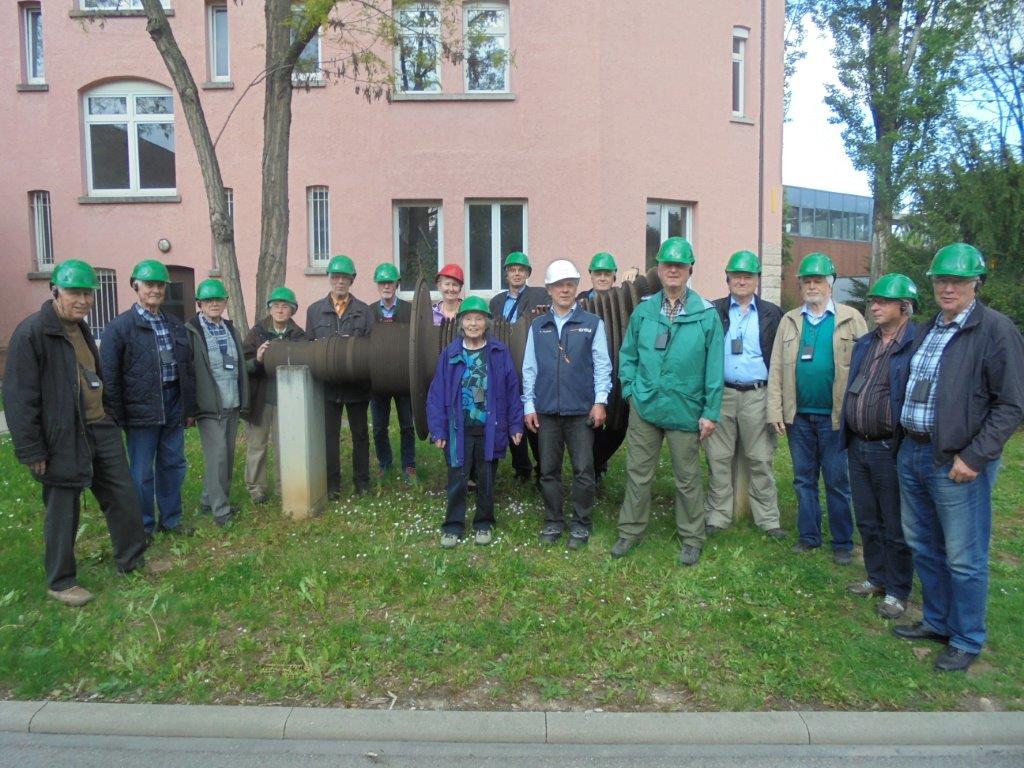 Gruppenbild der Teilnehmer vor dem Verwaltungsgebäude des Kraftwerkes
