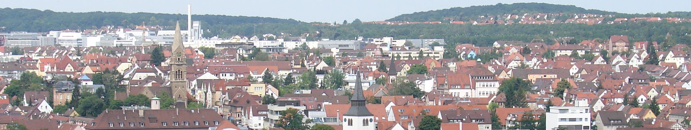 Das Bild zeigt ein Panorama von Zuffehausen mit Pauluskirche und Kallenbarg im Hintergrund