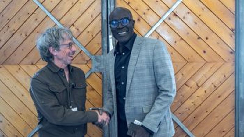 Das Bild zeigt den Gründer des Repaircafes mit dem Bezirksvorsteher Herrn Guye